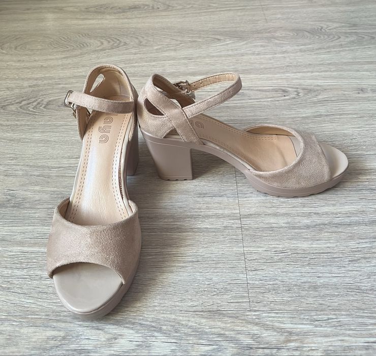 Босоножки на каблуке