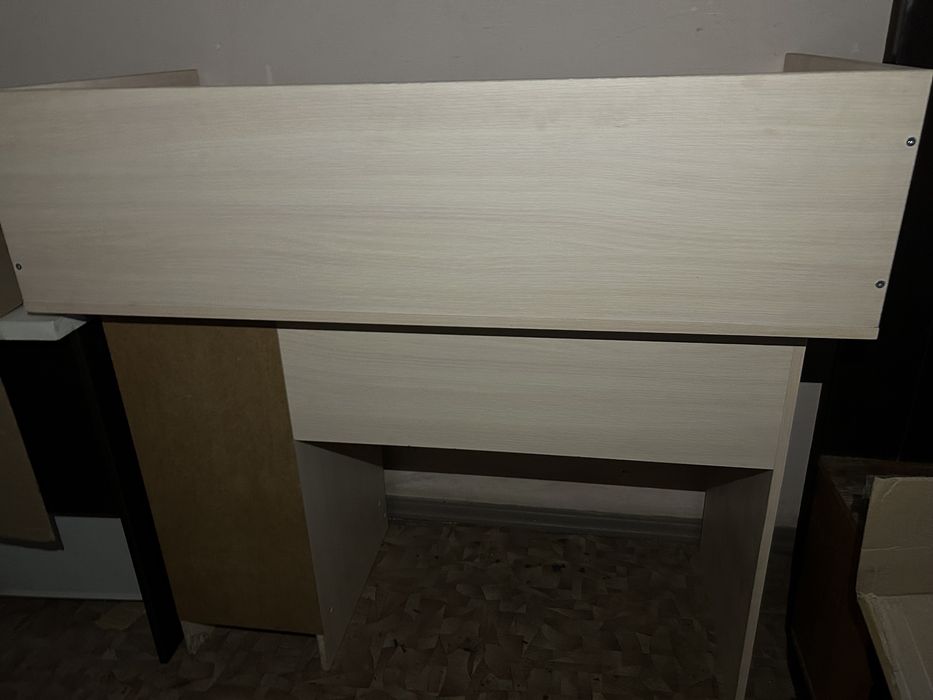 3 разных деревянных стола