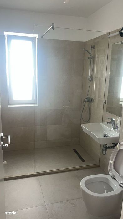 Lumina naturală pe tot parcursul zilei .