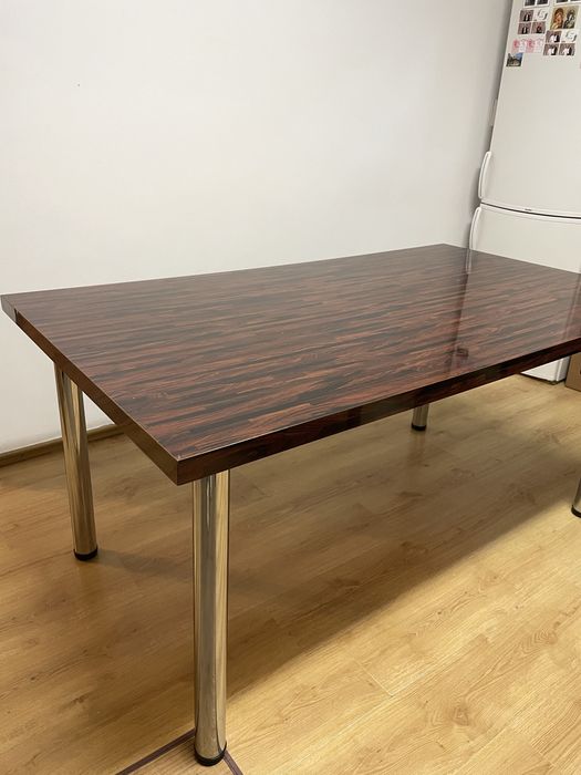 Mobila de bucatarie cu electrocasnice si masa incluse