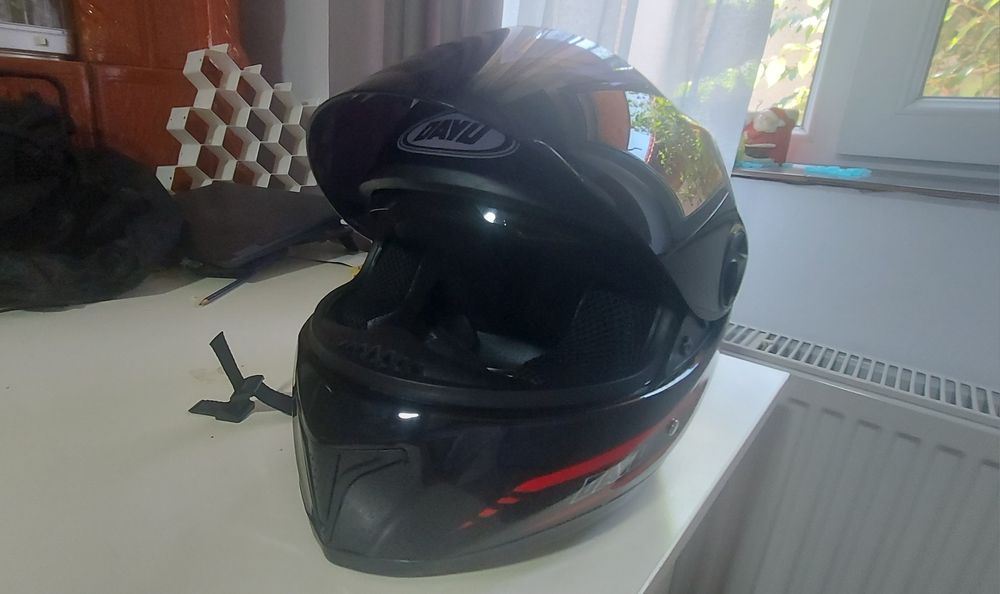 Vând casca mărime M