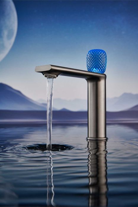 Луксозен смесител за мивка със светеща кристална глава W153