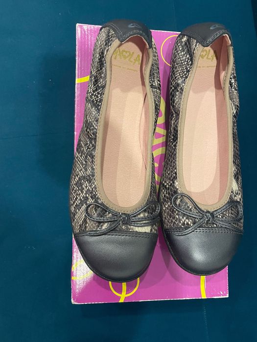 Чисто нови обувки от естествена кожа