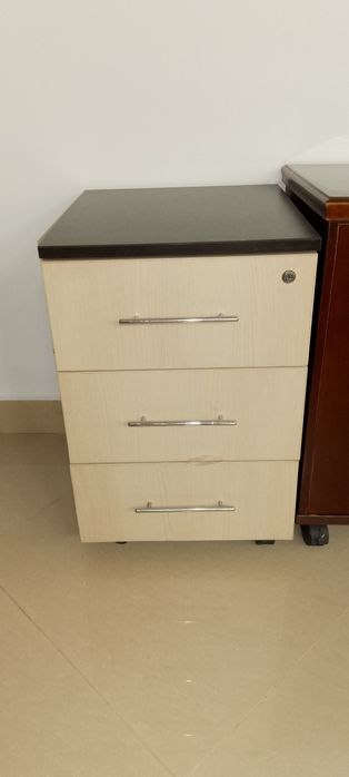 Mobilier birou  de calitate compus din 3 piese cu încuietori și raft