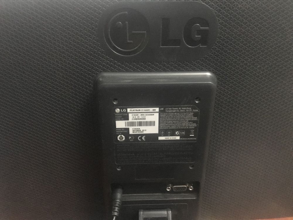 Lg монитор асц. Монитор LG 566lm. LG монитор кнопка включения. Монитор LG 1050 1680. Монитор LG затемнение по левой стороне.