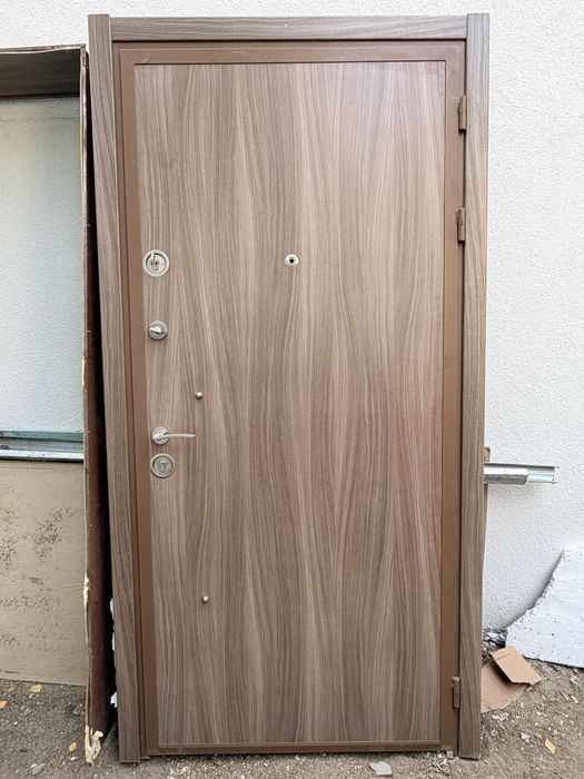 Vand 2 usi metalice de apartament