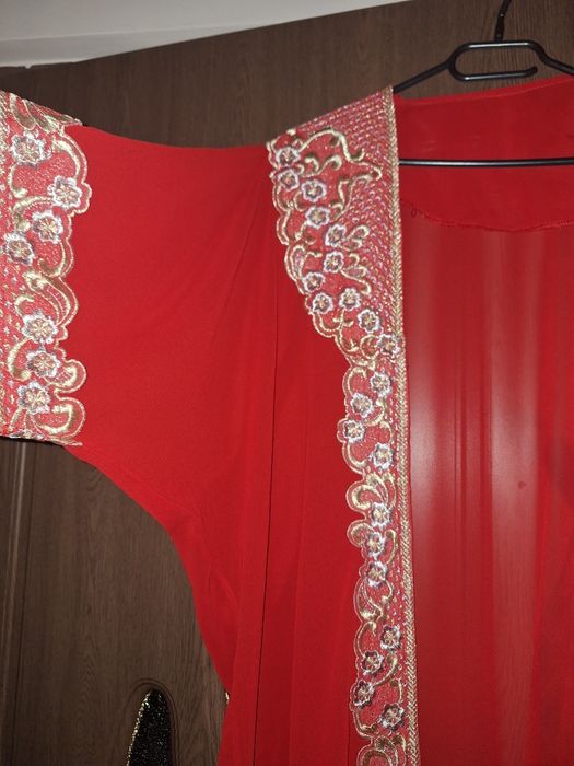 Capot deosebit,rosu,marime mare 50-54