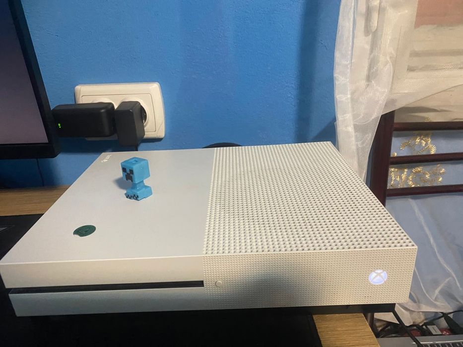 Vând un Xbox One S + un monitor LG Full HD 100Hz + un controller,incluse jocurile din imagine,si jocurile:
Gta 5
Forza horizon 5
Asseto Corsa
A way ou