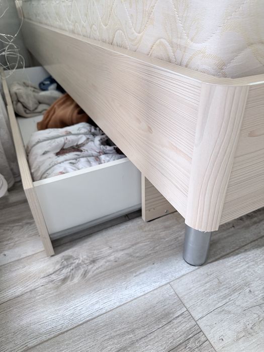 Кровать двуспальная с матрасом