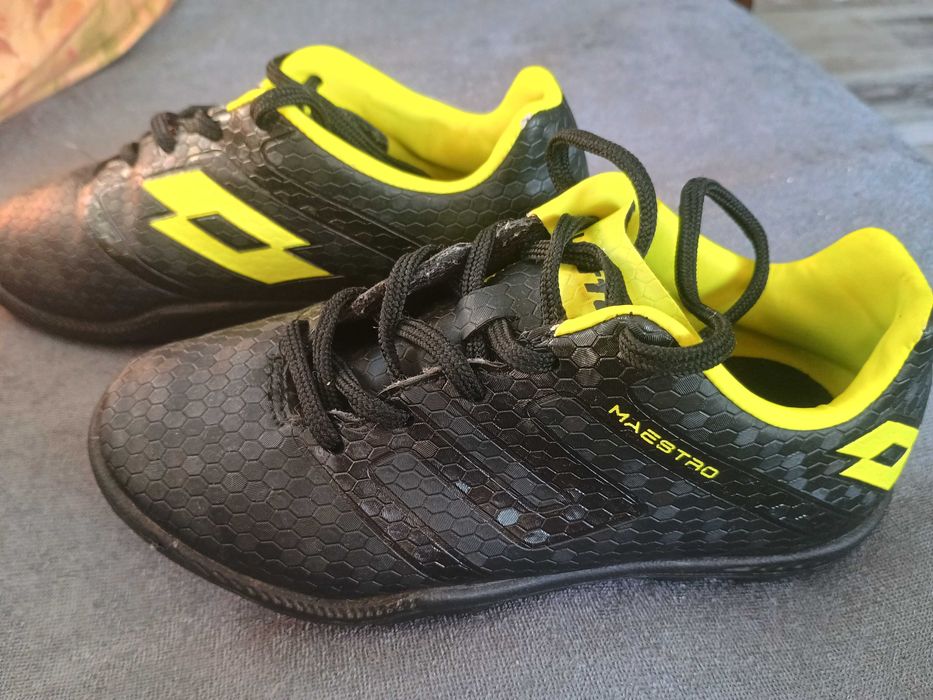 Детски футболни маратонки 30 номер lotto