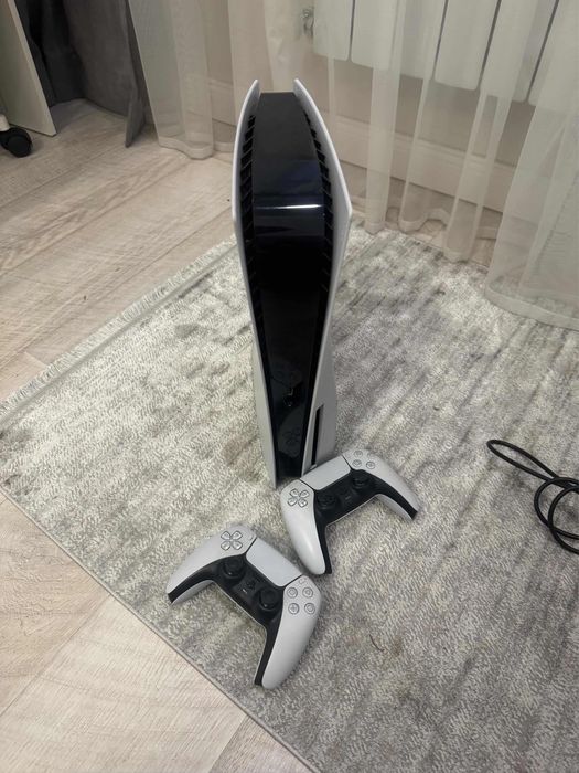 Playstation 5 (ps5) два джостика , и игры