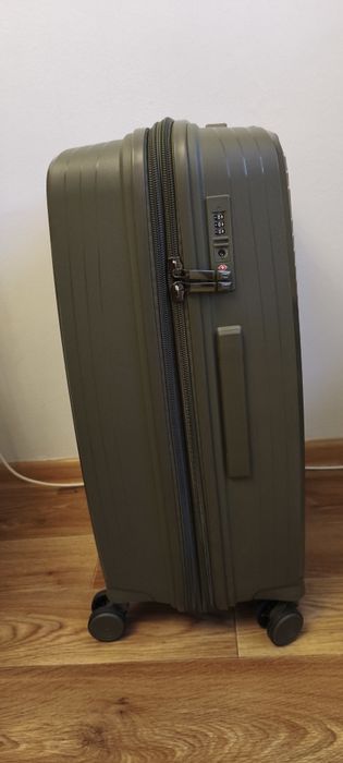 Чемодан М новый IT