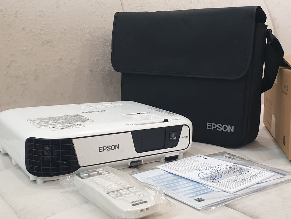 Продам Проектор EPSON H720B