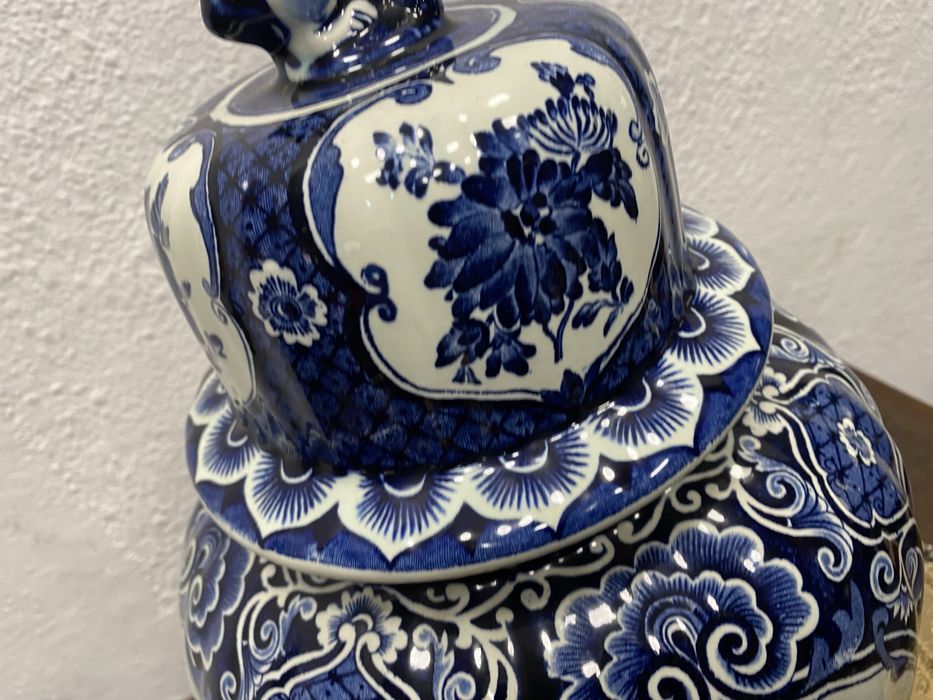 Холандски порцелан Delft синьо бяла ваза с капак Boch
