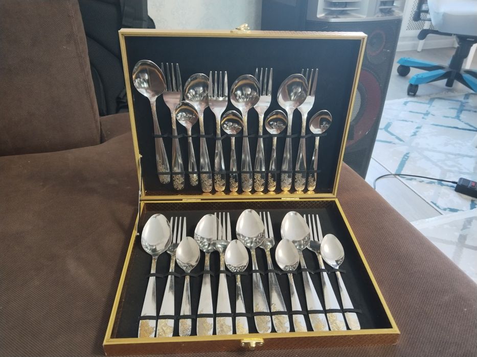 Новый столовый набор ложек и вилок