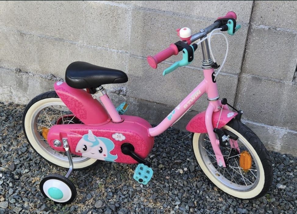 Bicicleta roz de copii cu roți ajutatoare