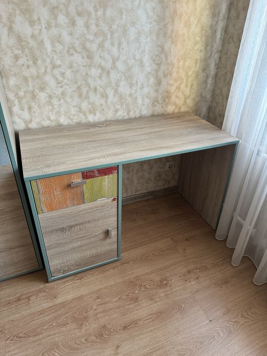 Стол в детскую комнату