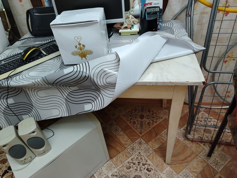 Продам столы, матрасы, тумбы