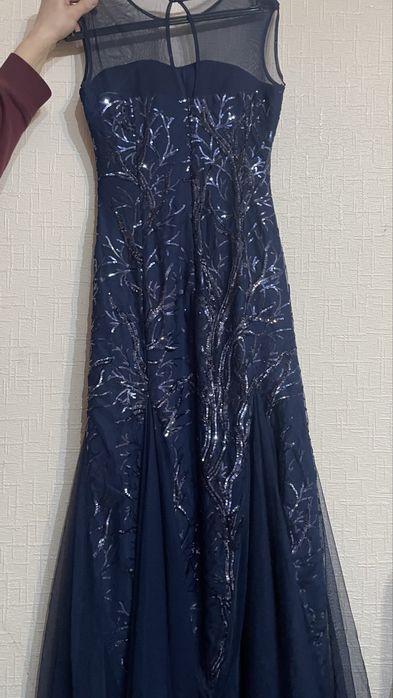 Продаются платья вечерние