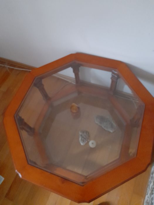 Masuta de lemn cu blaturi de sticla