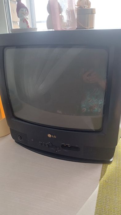 Телевизор LG Продаю