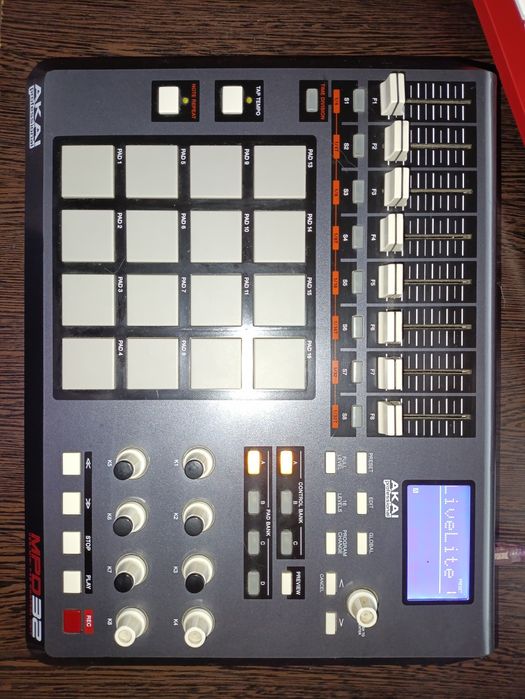 Akai MPD 32 MIDI-контроллер с историей