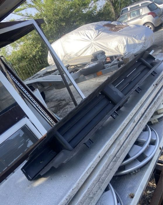 BMW G11/G12 калник желюзи и стойка за фар