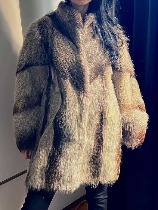 Палто енот изключително.