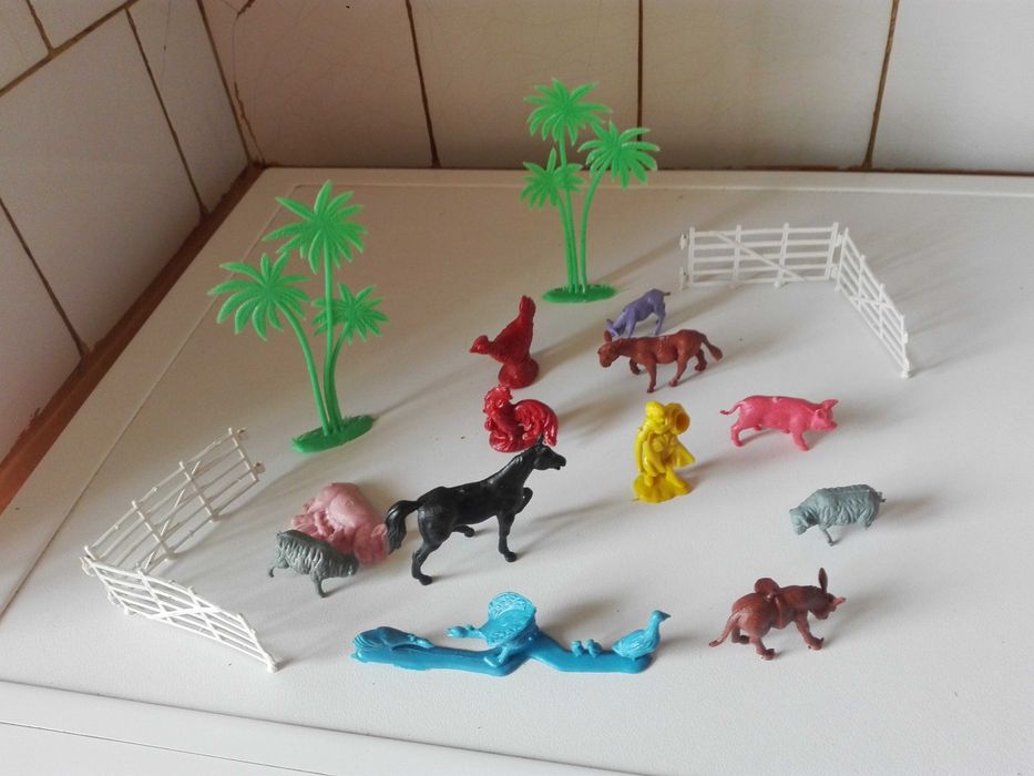 Пластмасови играчки - животни и моторчета.