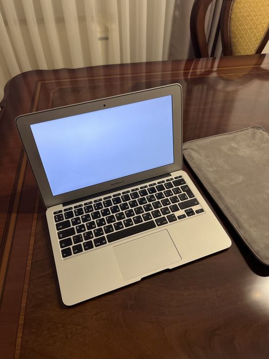 MacBook air в хорошем состоянии 2011 г.