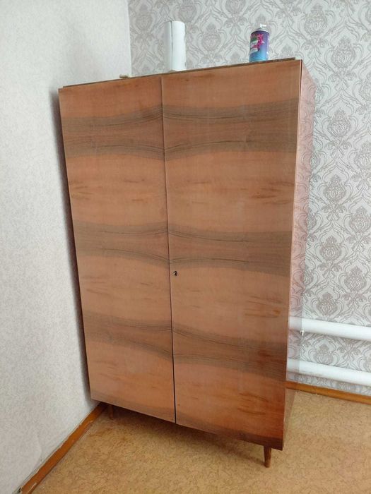 Продам шифоньер,(2 шт) , трюмо ,в хорошем состоянии.
