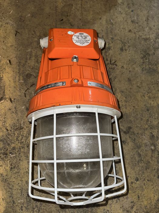 Фонарь новый 380/220V