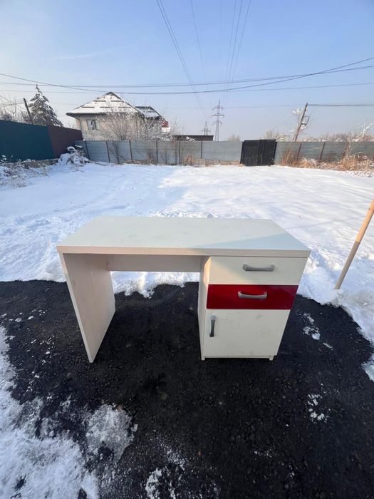 Поодаю компьютерный стол