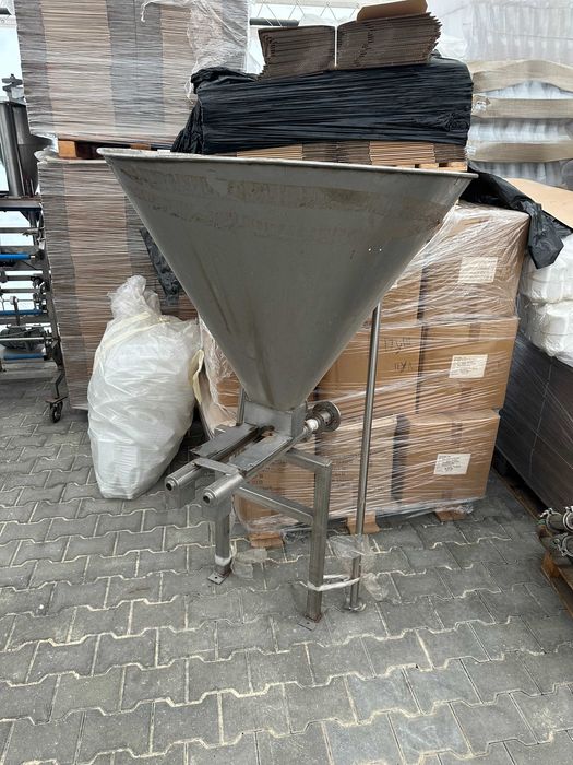 Голям кръгъл бункер, част от машина с два шнека отдолу