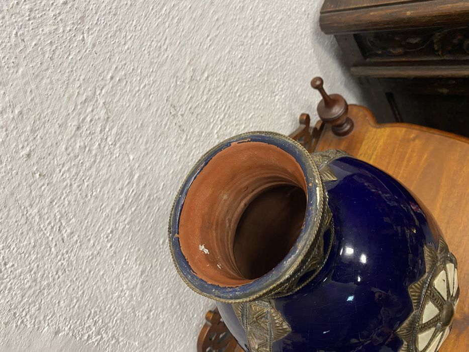 Мароканска синя керамична ваза с месинг и кост, 1930 1950