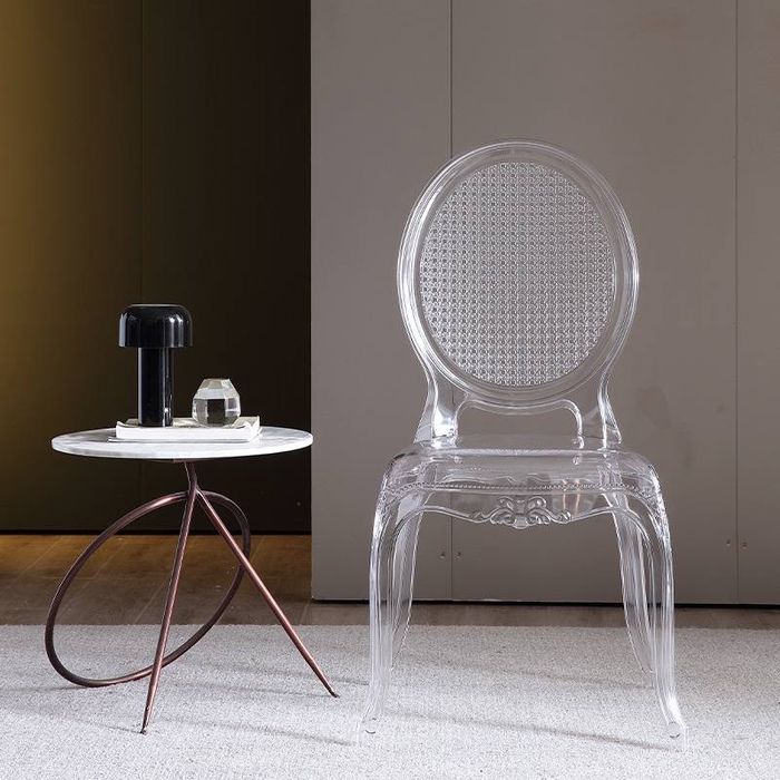 Прозрачный и элегантный стул.