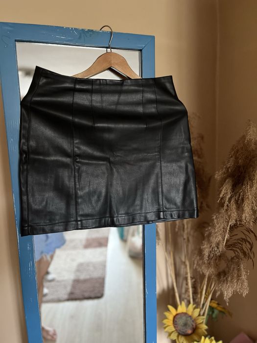 Черна кожена пола