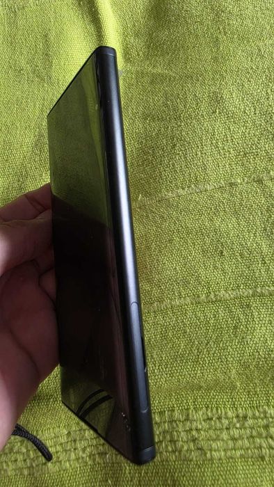 Vand telefon sony xperia este nou