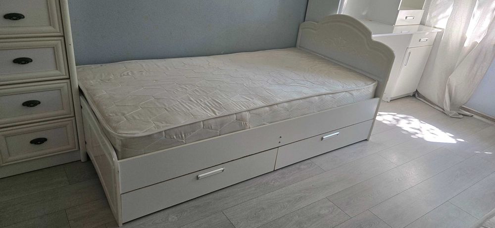 Продам диван, стулья