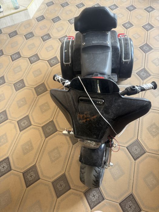 Продам машину детскую