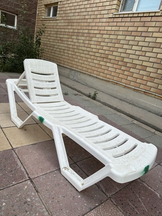 Шезлонг лежак пластиковый