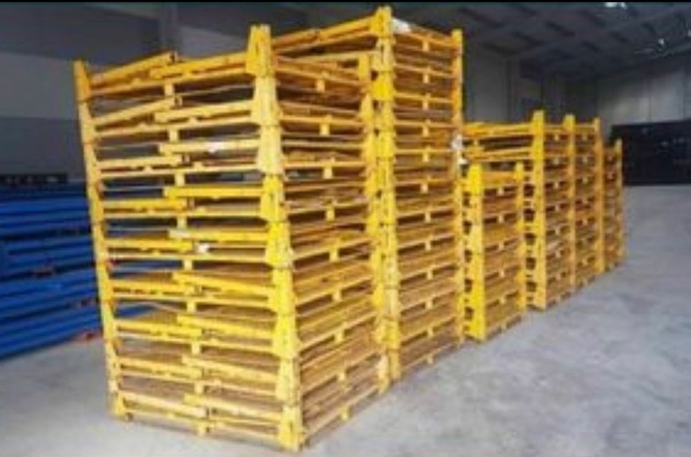 Box paleți metalice pe stoc  cu podea de tabla