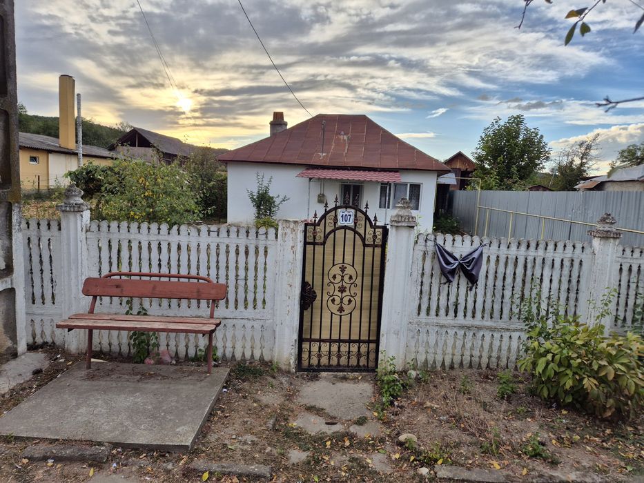 Închiriez casa in com hurezani jud gorj,  situata in centrul comunei
