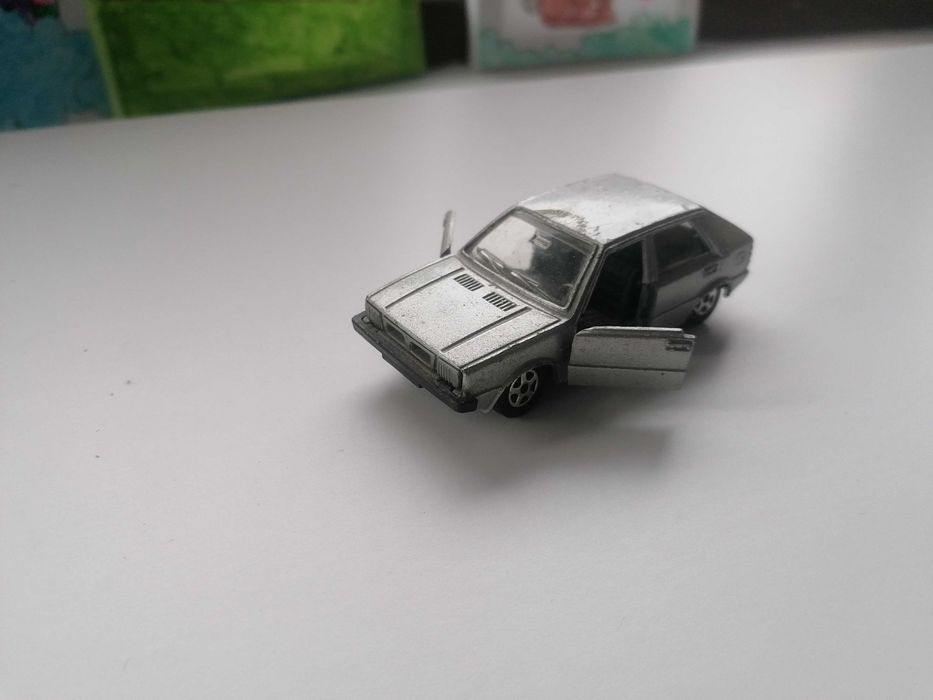 Machete Burago 1/43 vechi