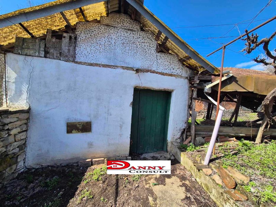 Къща на две нива с двор и кладенец в гр. Сухиндол