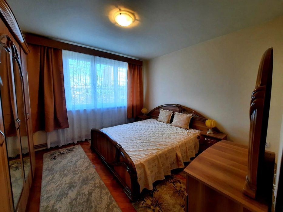 Inchiriez apartament cu doua camere,zona podgoria