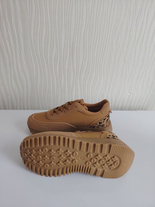 Продам кроссовки