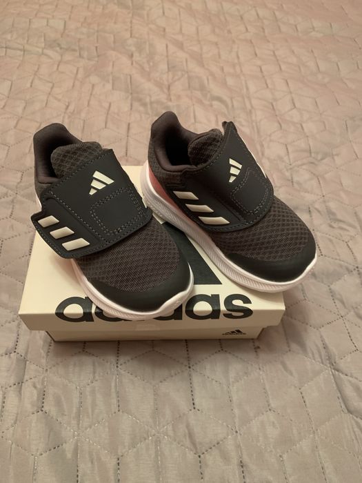 Чисто нови детски обувки Adidas номер 22