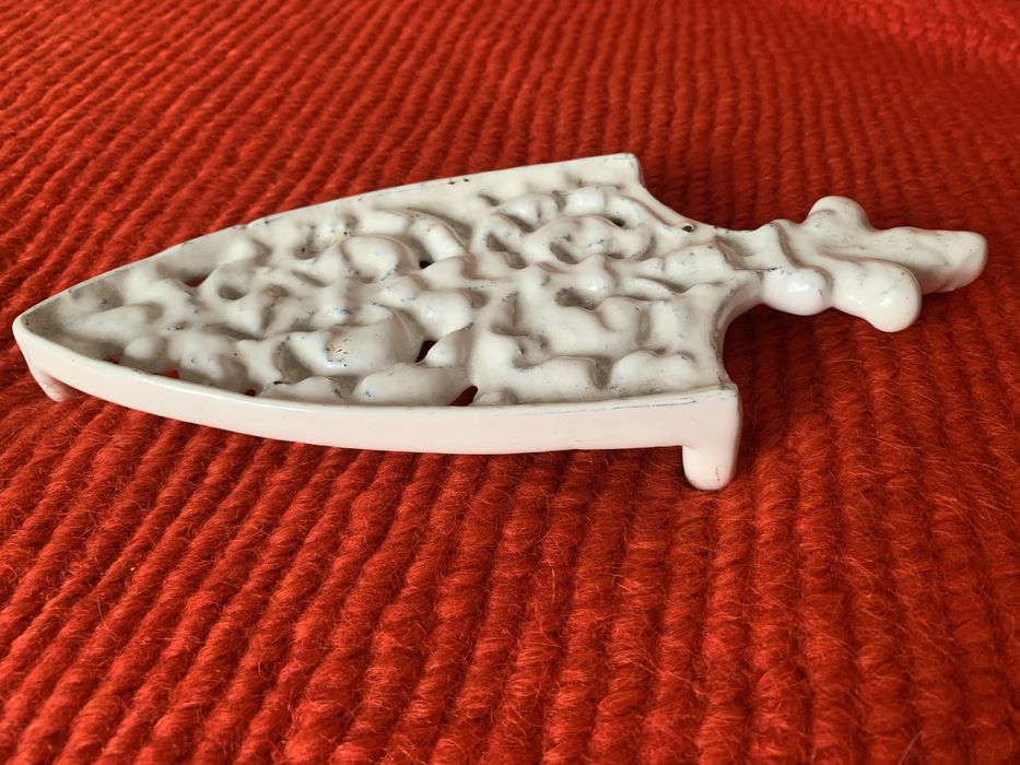 Antichitati: suport pentru fierul de calcat si drot