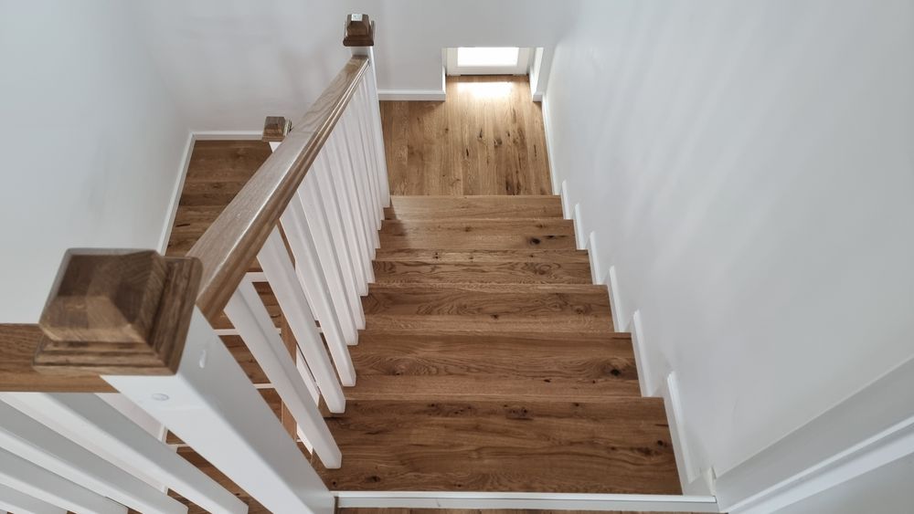Scări interioare și balustrade din lemn masiv – Stejar, Frasin, Fag